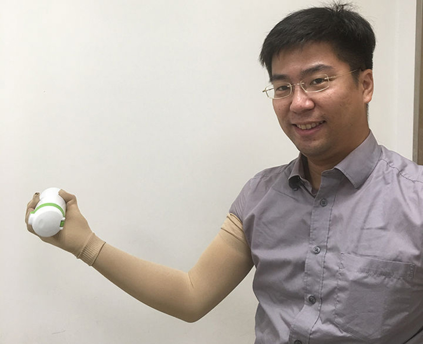 (乳癌造成的淋巴水腫病人,在進行阻力訓練期間,應全程穿戴袖套。圖片來源 / 陳冠誠醫師提供)